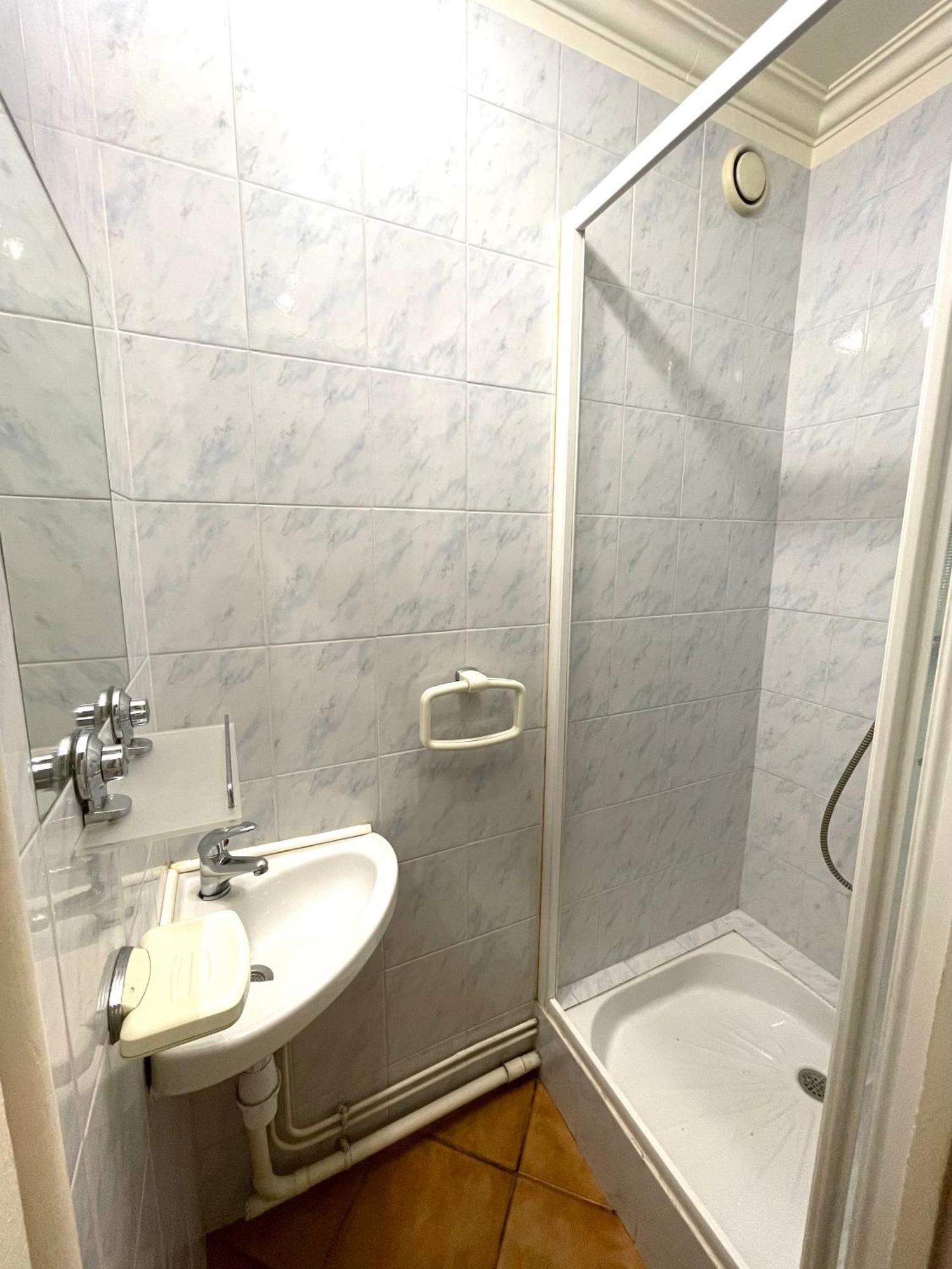 Chambre Privee En Colocation Dans Un Appartement Vaulx En Velin Centre Ngoại thất bức ảnh
